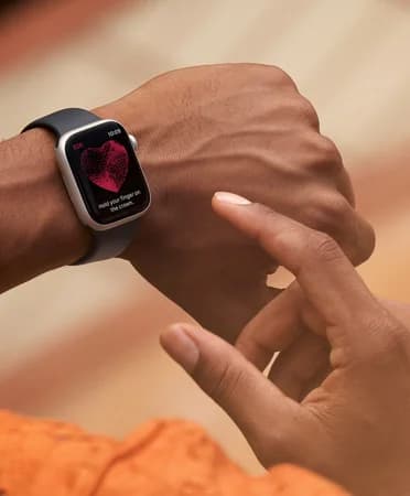 Personne prenant un ECG sur Apple Watch à domicile